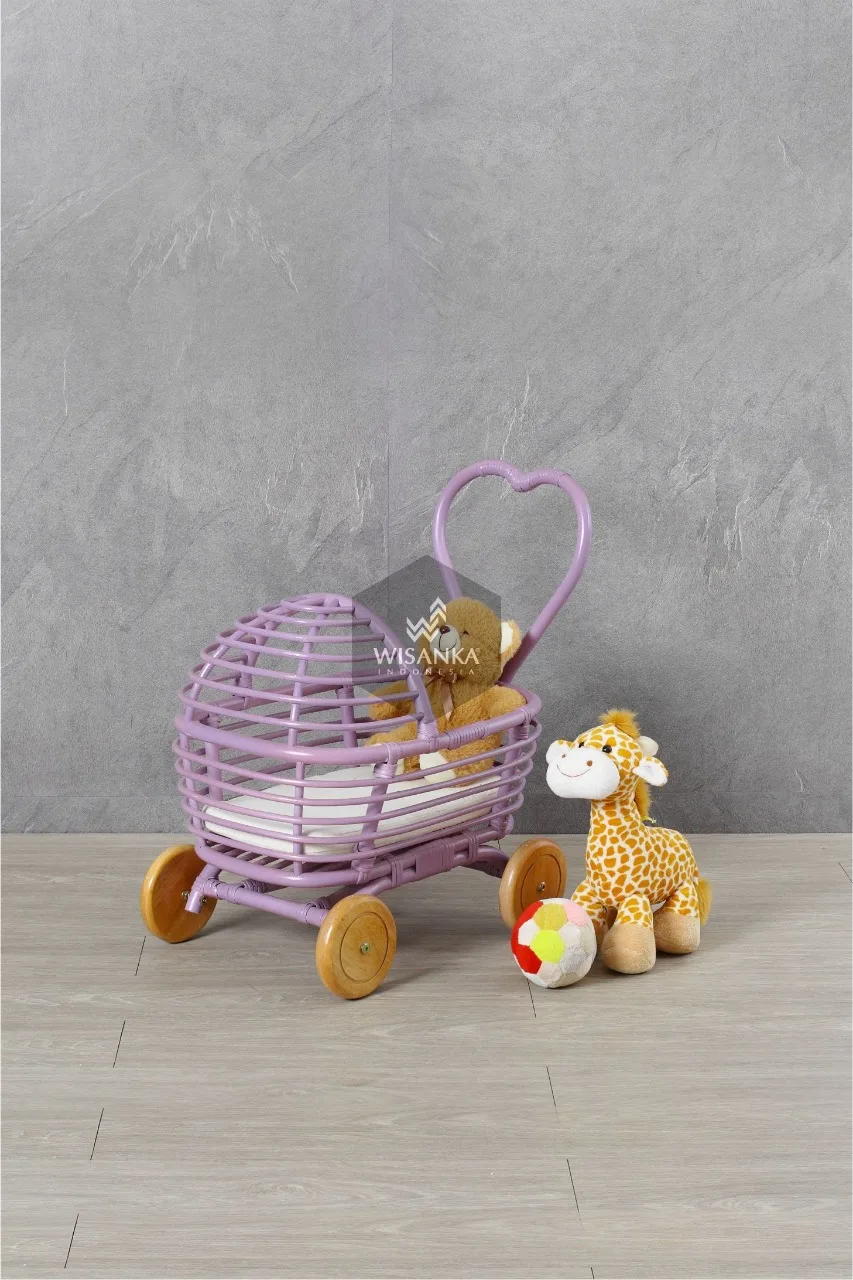 ʻO kā Castle Rattan Doll Pram