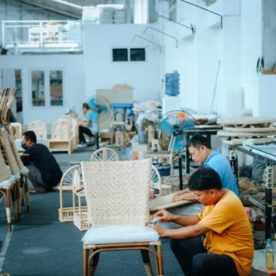 Rattanstuhlfabrik in Indonesien