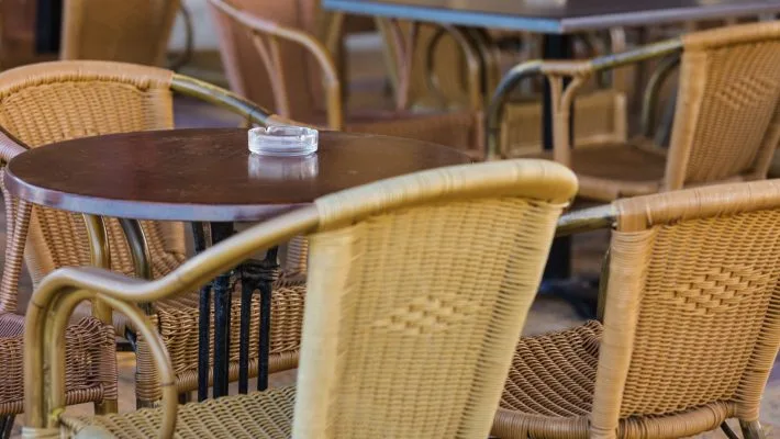 Chaise en rotin pour restaurant